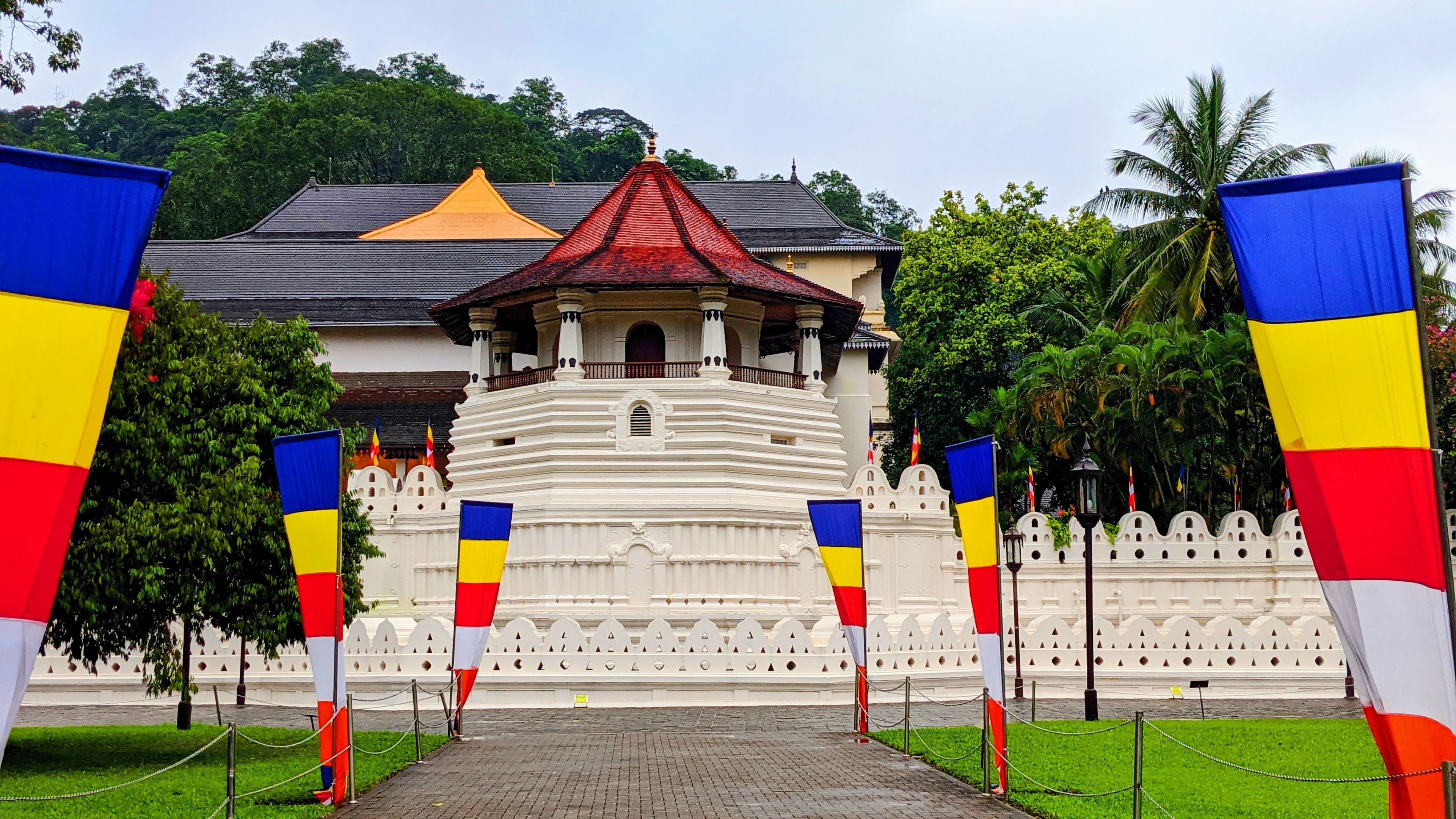 🕍 Temple of the Sacred Tooth Relic – Kandy